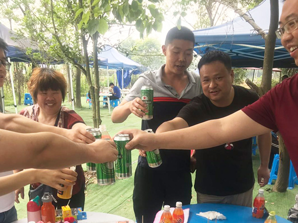 雙仕豐團(tuán)隊(duì)舉杯